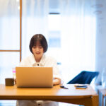 オンラインフリーランスで自由な働き方を実現！人気の職種と始め方を徹底解説