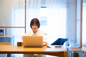 オンラインフリーランスで自由な働き方を実現!人気の職種と始め方を徹底解説